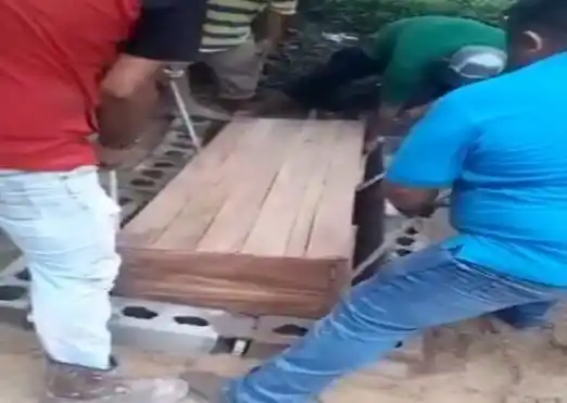 INSÓLITO: Por falta de recursos entierran a un hombre en el patio de su casa