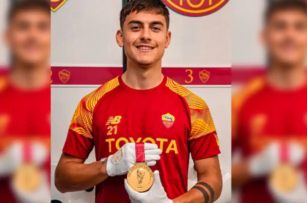 Dybala donó su medalla de campeón del mundo a la Roma