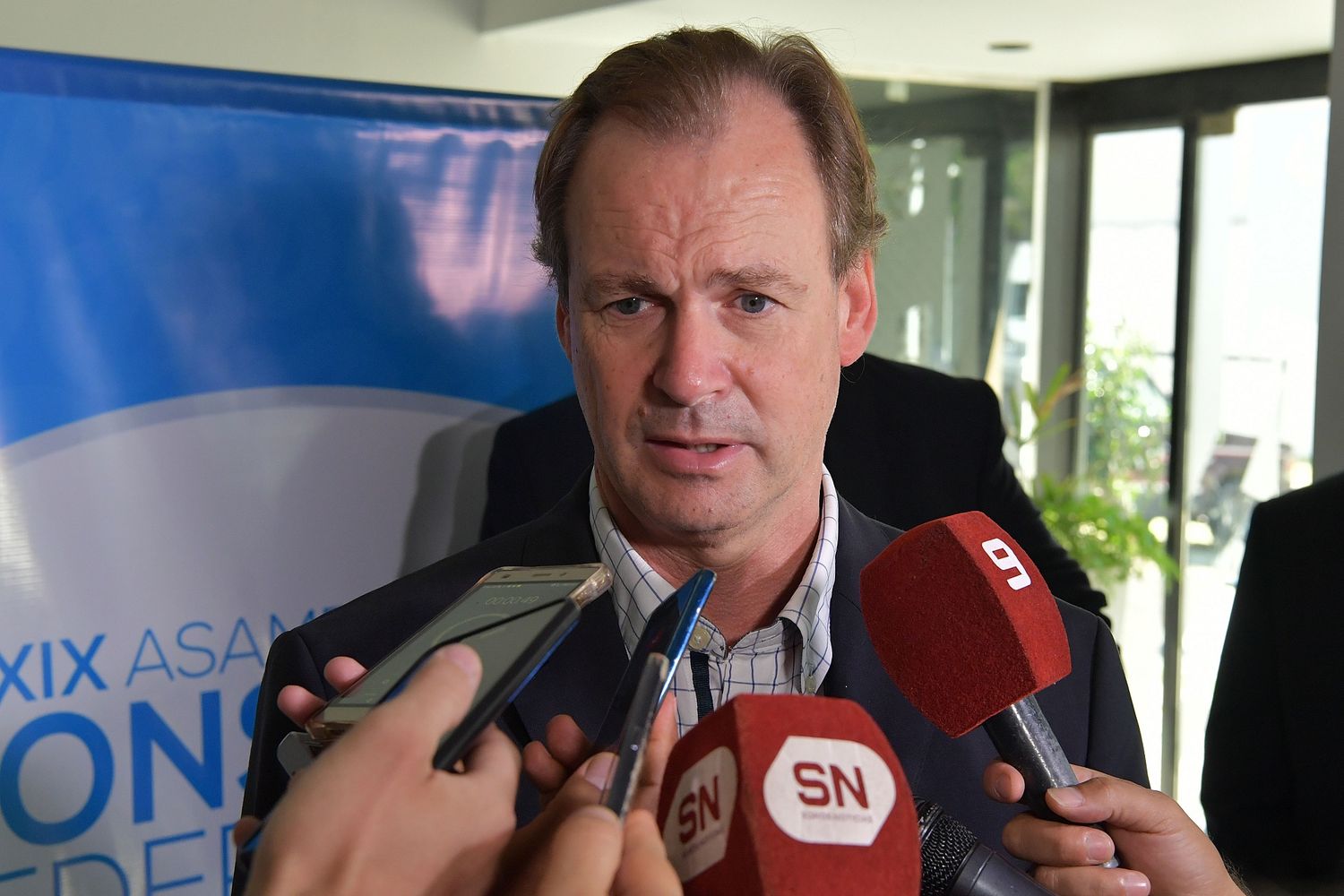 El Gobierno provincial rebajó a la mitad los sueldos de los funcionarios por la emergencia