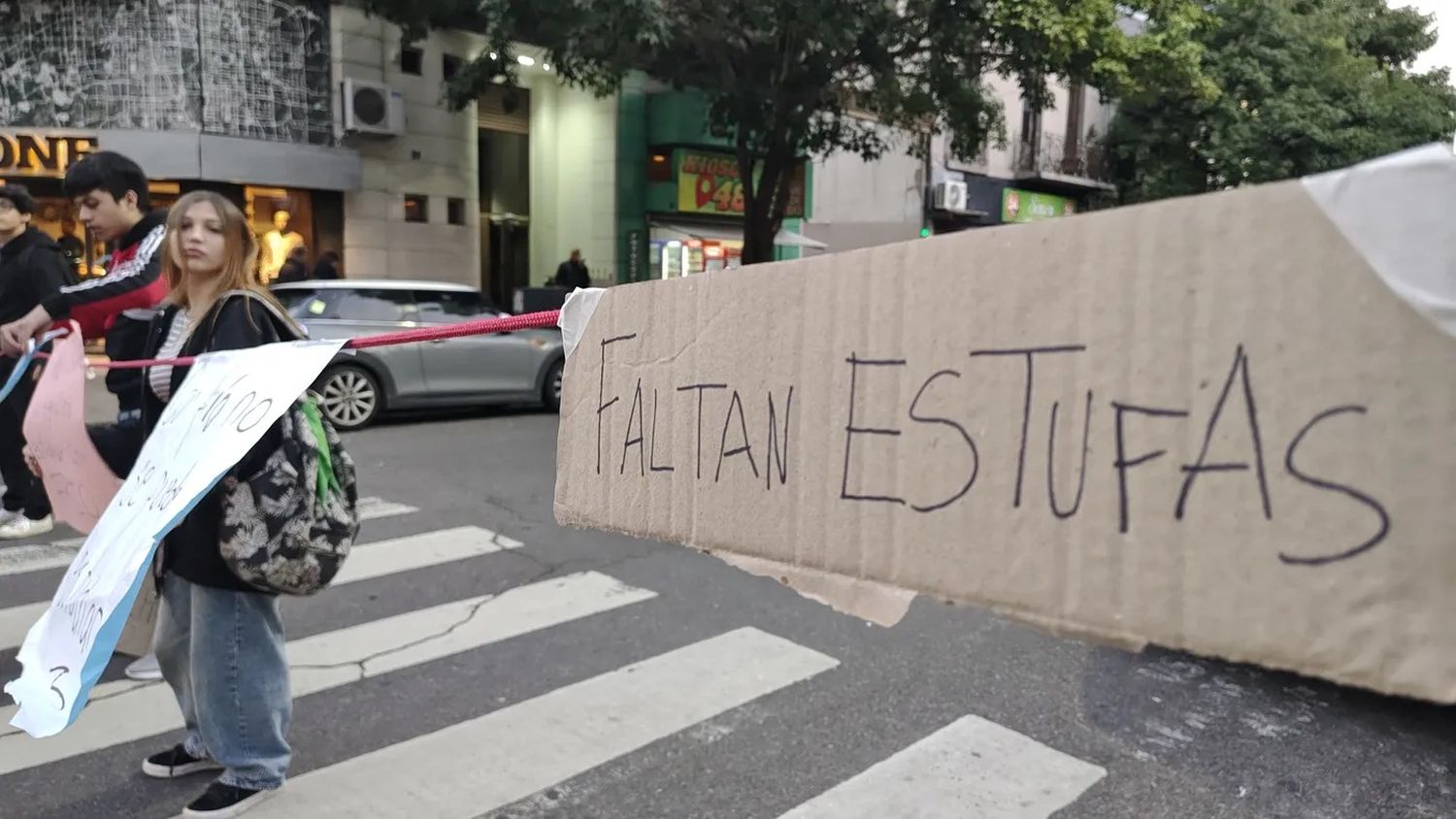 Frazadazo y protesta en La Plata: estudiantes reclamaron calefacción y repudiaron una agresión al director