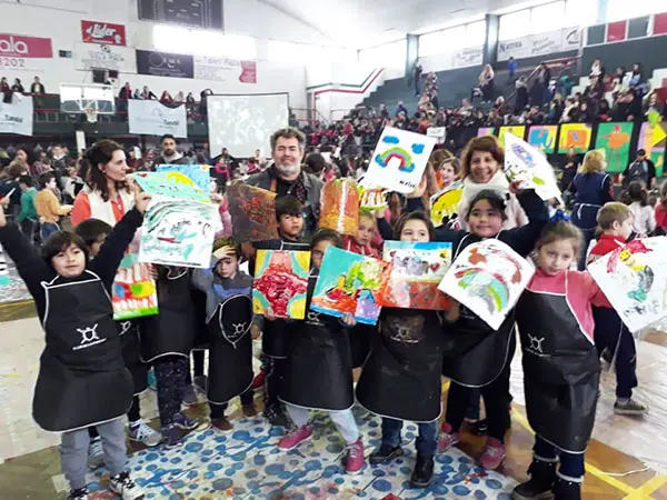 Chicos del Hogar de Niños Mitre en el taller de Milo Lockett