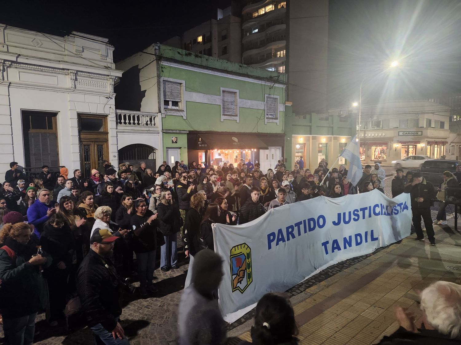 Rechazo a la condena a Cristina: un centenar de tandilenses se reunió en el PJ