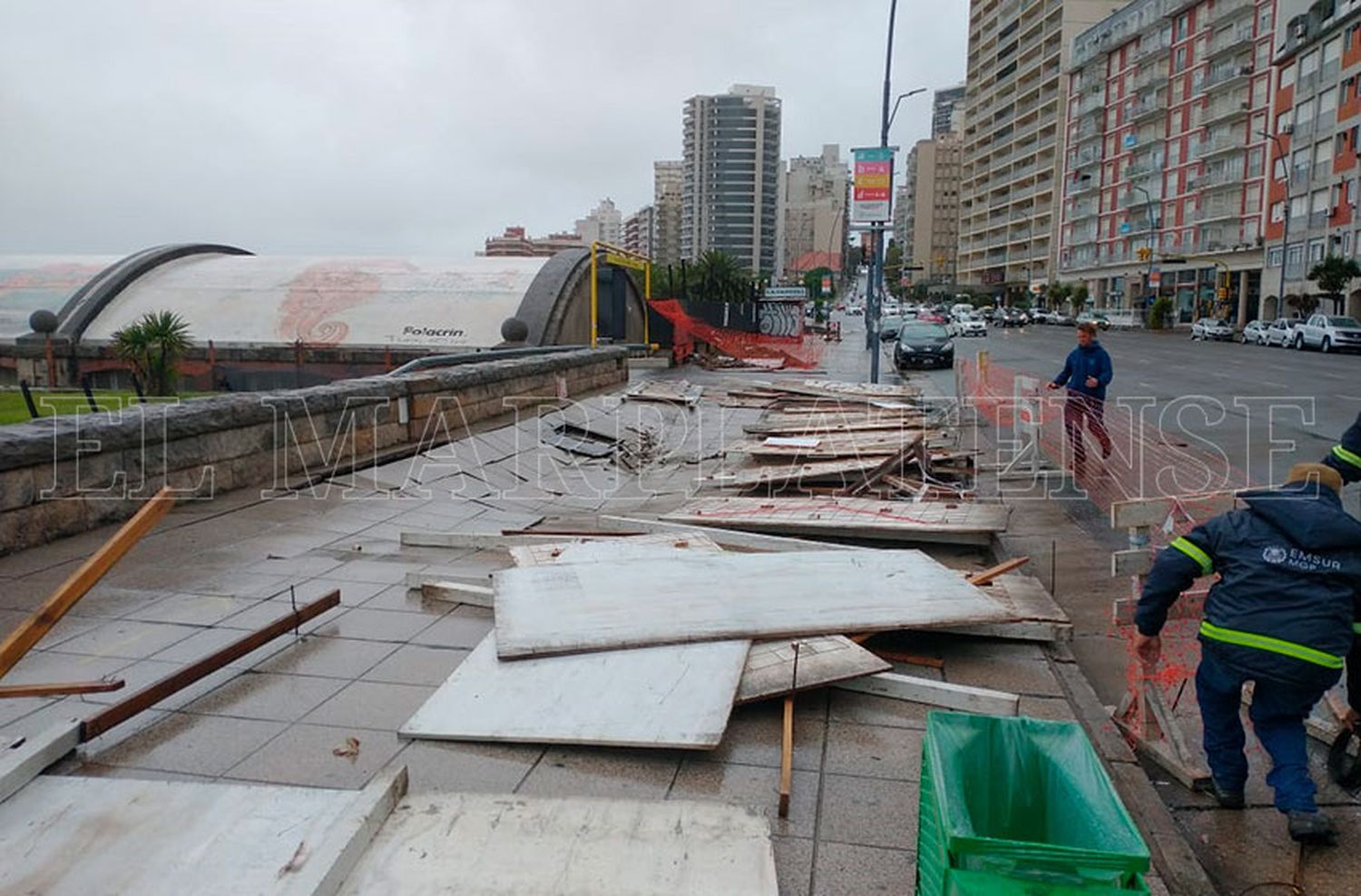 Por el temporal se cayó la empalizada que protegía la zona donde se derrumbó la vereda