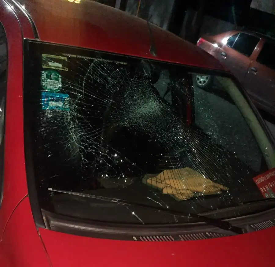El remis sufrió daños en el parabrisas.