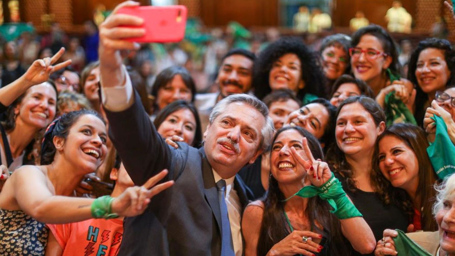 El Presidente Fernández factura: una doppietta y la yapa de la vacuna rusa