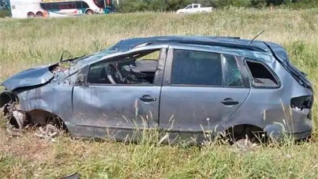 Entrerrianos protagonizaron violento vuelco en una ruta 