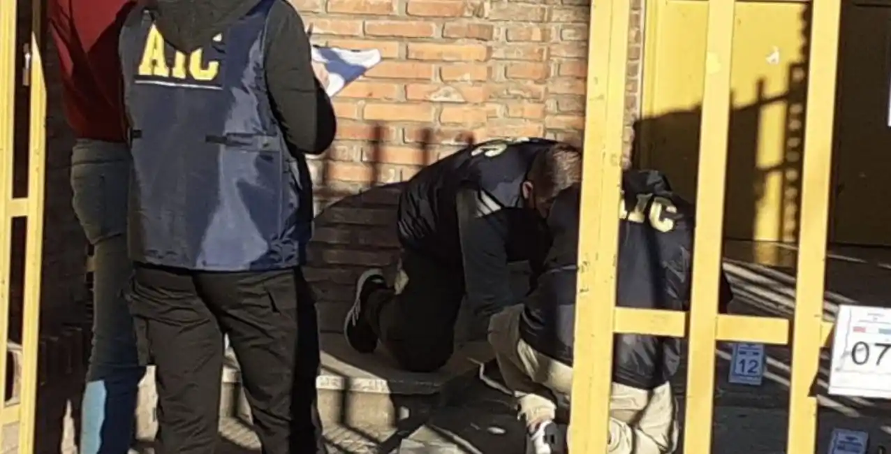 Encontraron 40 balas y una amenaza en la puerta de una escuela de Rosario