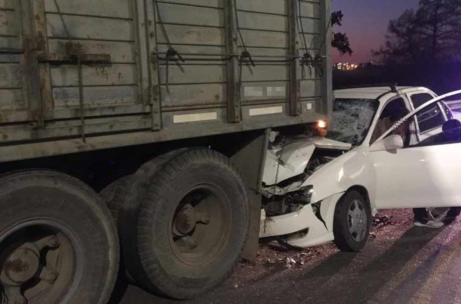 Autopista Rosario-Santa Fe: un automóvil se incrustó debajo del acoplado de un camión