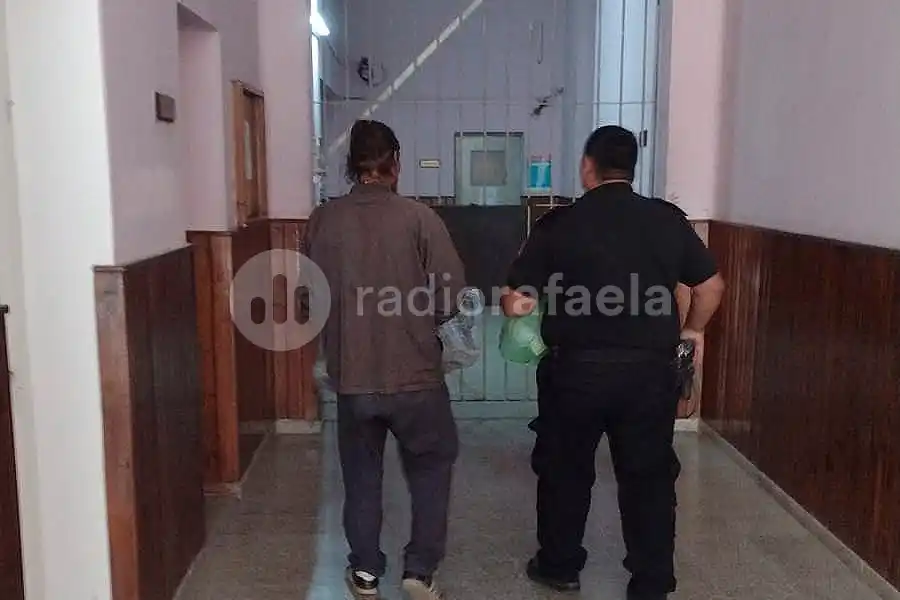 Lo detuvieron por violencia de género y le secuestraron un hacha