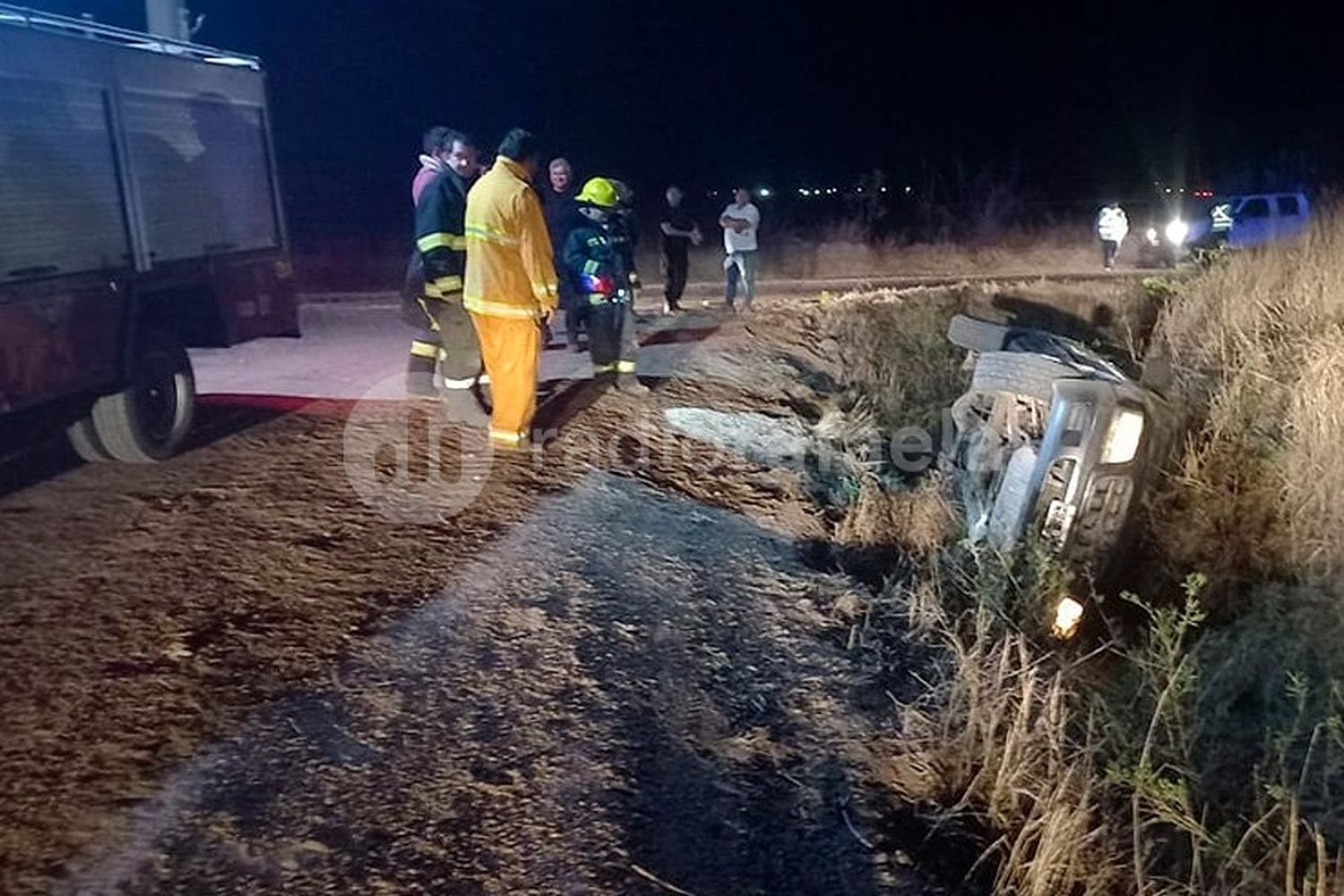 Tres personas tuvieron que ser rescatadas por Bomberos tras volcar la camioneta en una cuneta