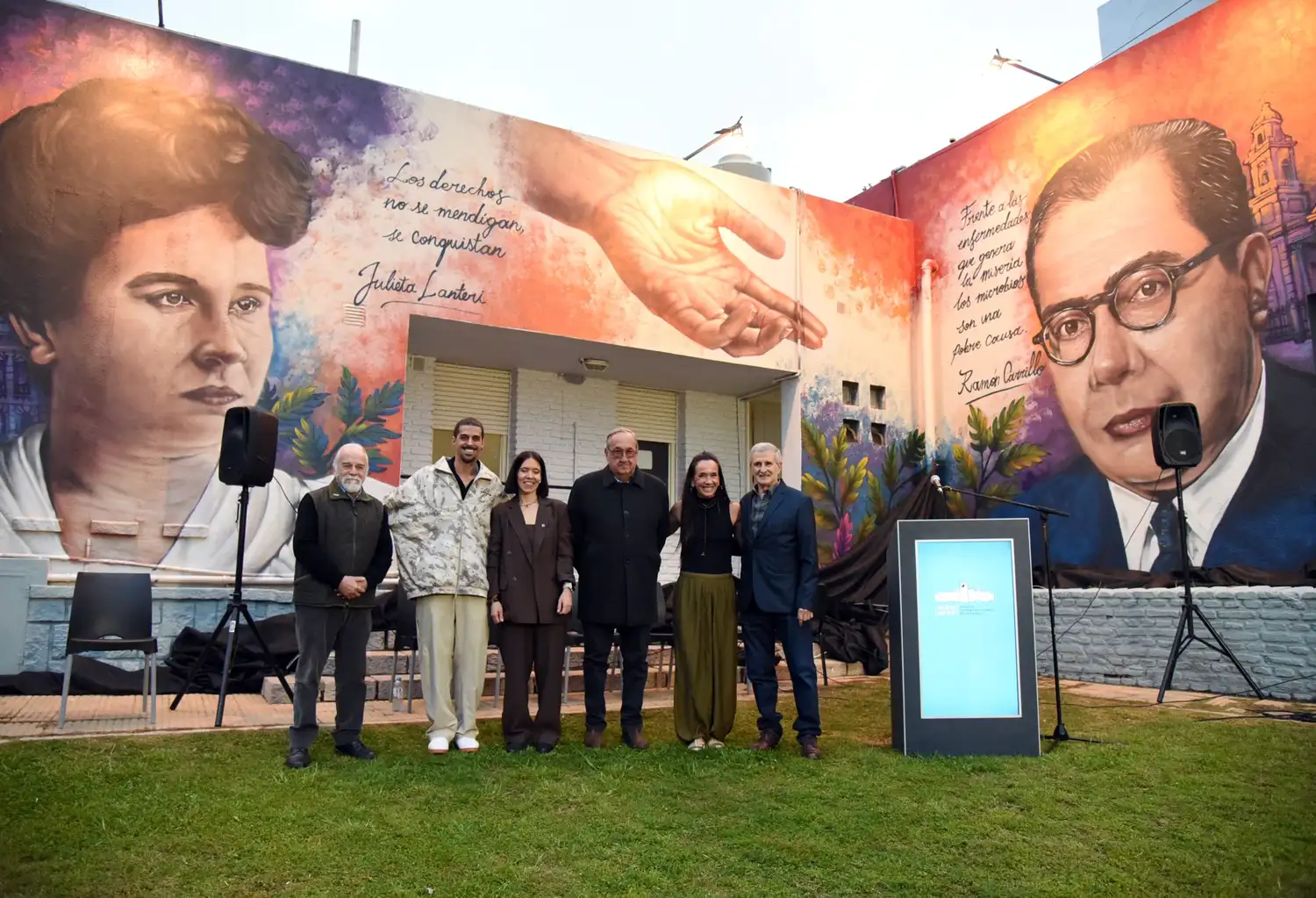 Autoridades, trabajadores y protagonistas de la celebración posaron frente a la obra realizada por el artista tandilense Seba Cener.