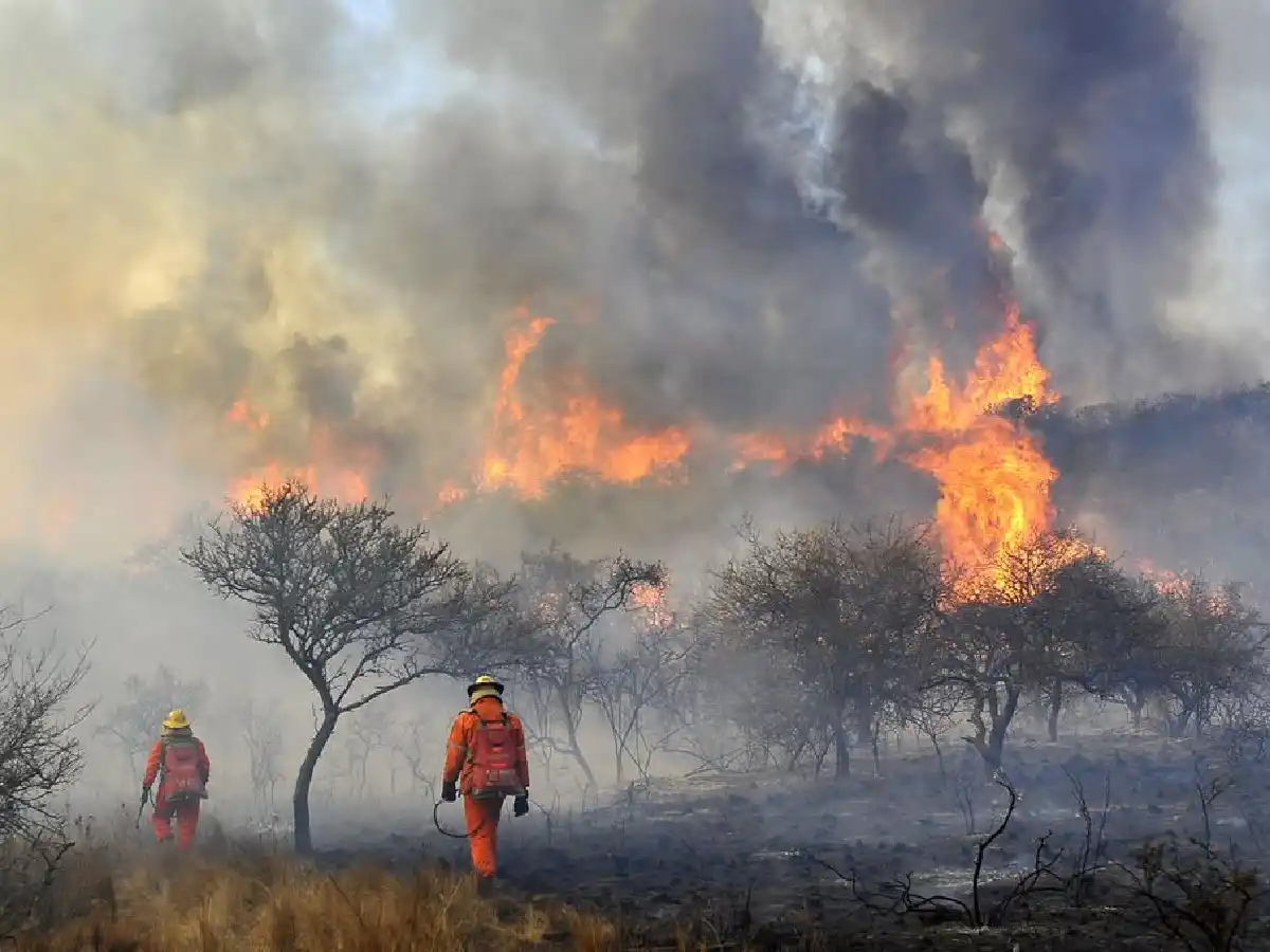 Incendios: varios focos activos, el principal en la zona alta de La Cumbre