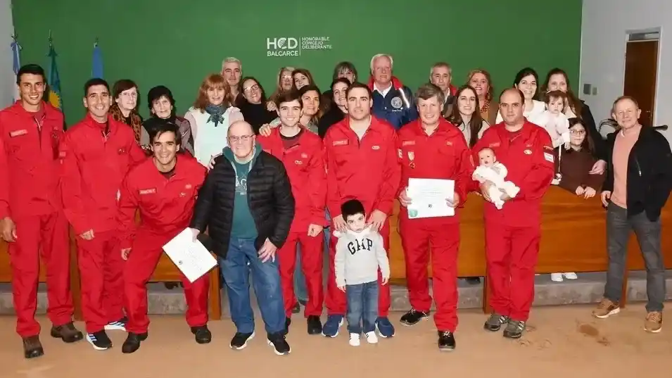 Los bomberos reconocidos en el Concejo Deliberante de Balcarce.