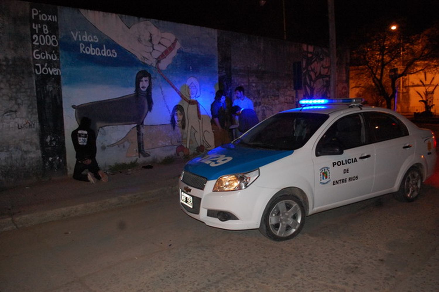 Un menor apuñaló por la espalda a una joven para robarle el celular