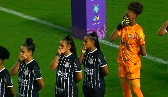 En el partido entre Santos y Corinthians, las futbolistas se taparon la boca con las manos mientras sonaba el himno nacional
