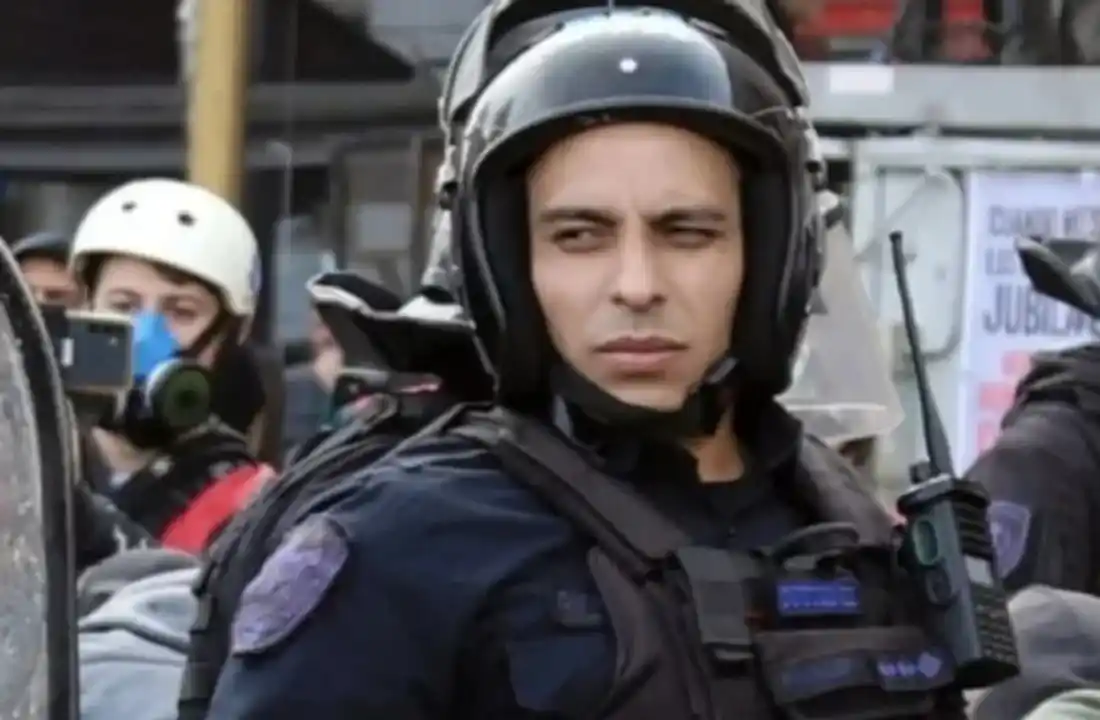 Cristian Rivaldi, el agente imputado por arrojarle gas a una nena en una de las marchas de los jubilados.