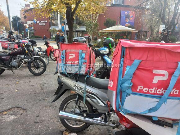 Deliveries: "Hay que estar con cuatro ojos porque si no, no podemos llevar el pan a casa"