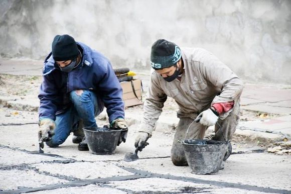 Continúan los trabajos de  mejora de la traza vial: bacheo, sellado de juntas y enripiado
