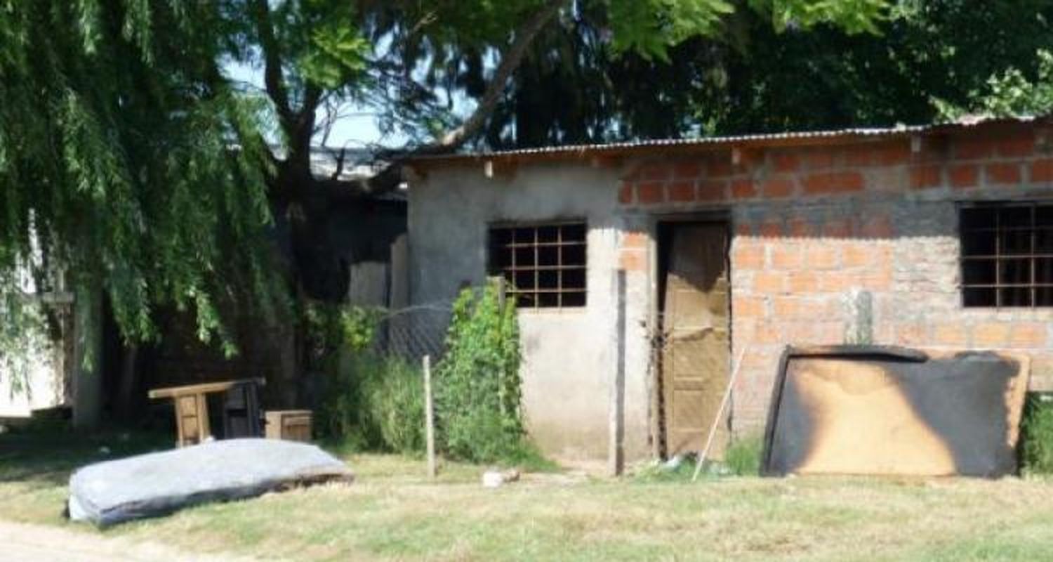 Golpean a un hombre y le incendian la casa