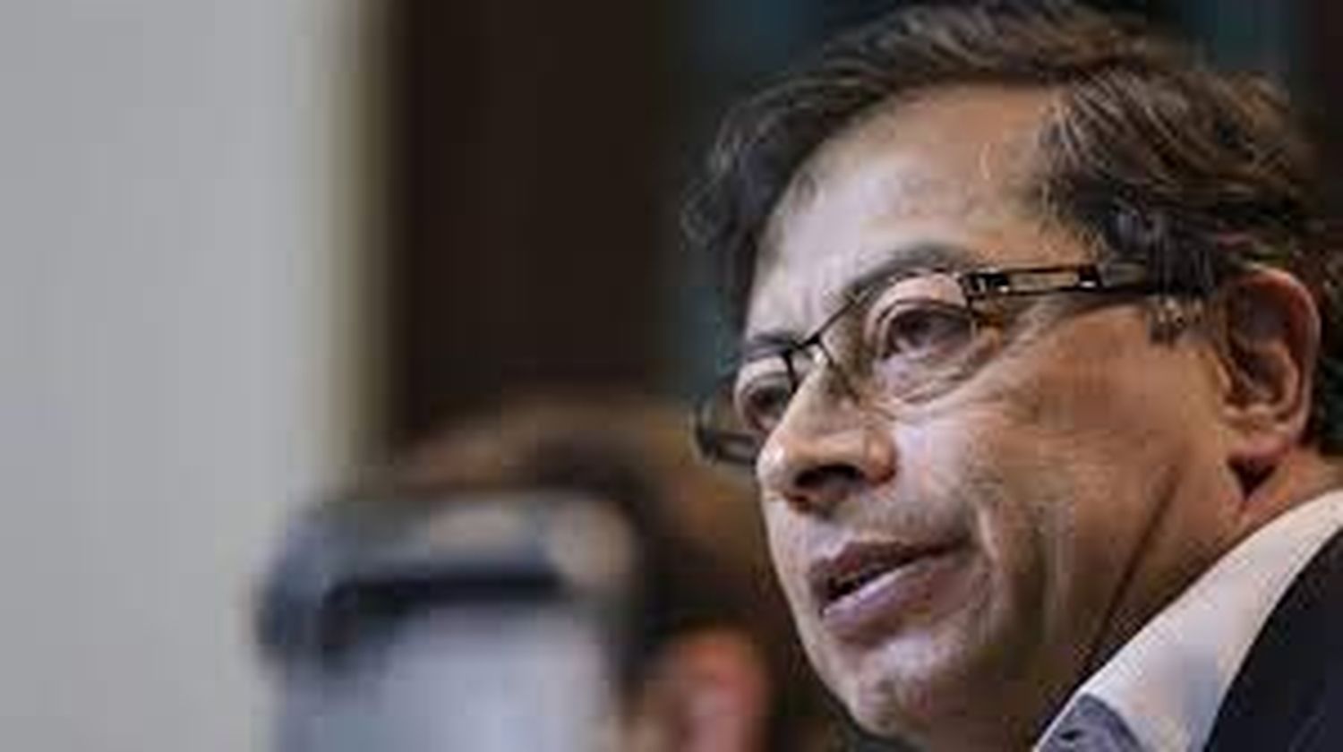 Desaprobación de Gustavo Petro aumenta al 57 %, según Invamer