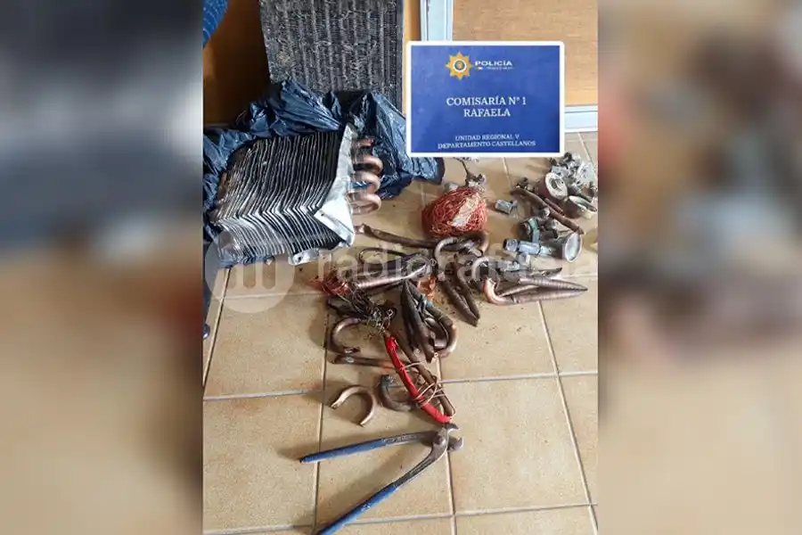 “Andaba cirujeando”: lo atraparon con cobre, una tenaza y otros objetos sospechosos