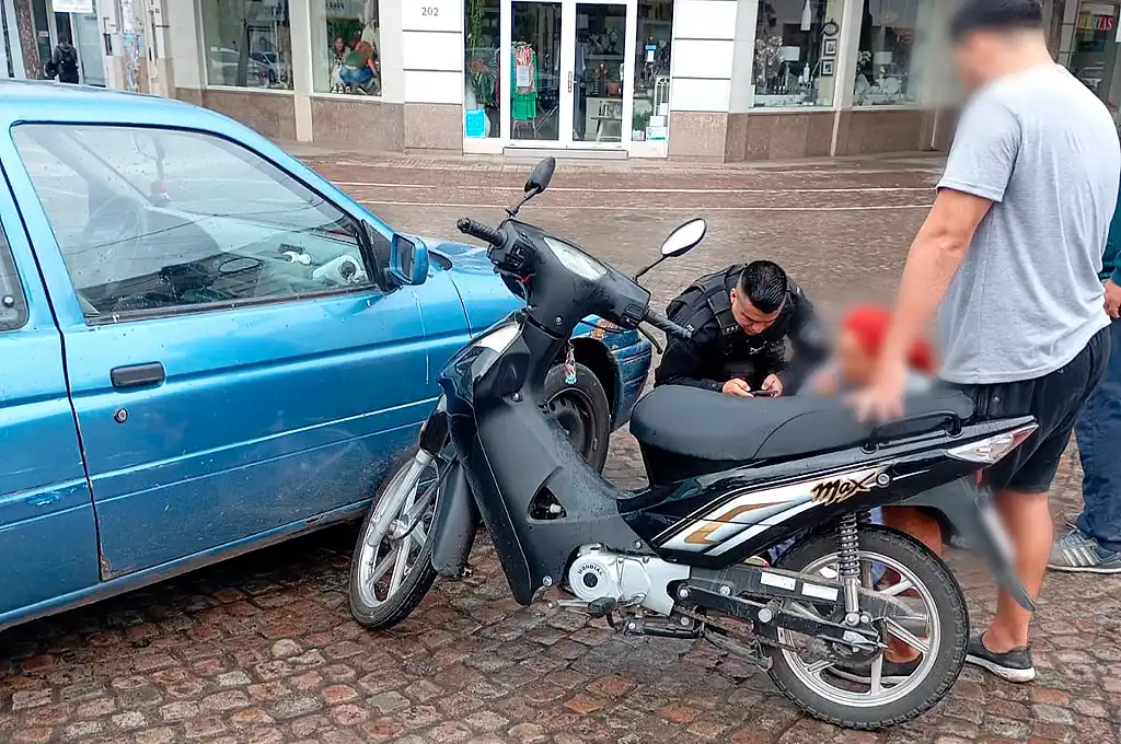 El adoquinado húmedo le jugó una mala pasada: frenó para no chocar y terminó en el suelo