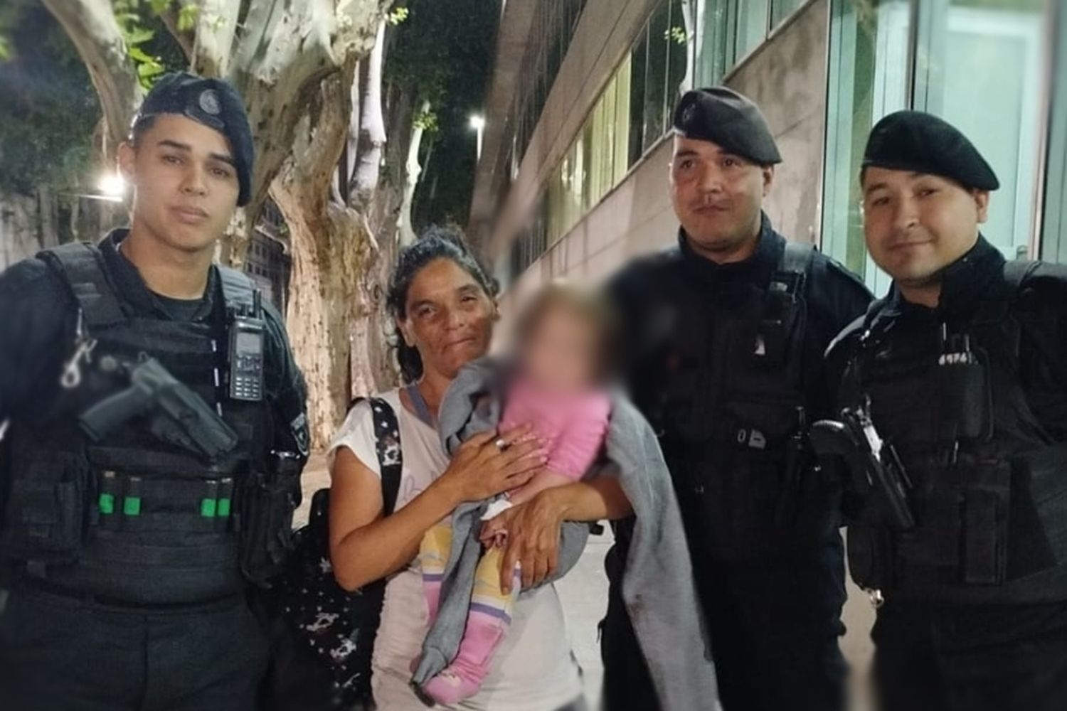 Policías socorrieron a una beba de un año que no podía respirar