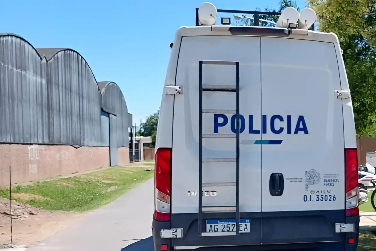 El móvil de Policía Científica trasladó el cuerpo.