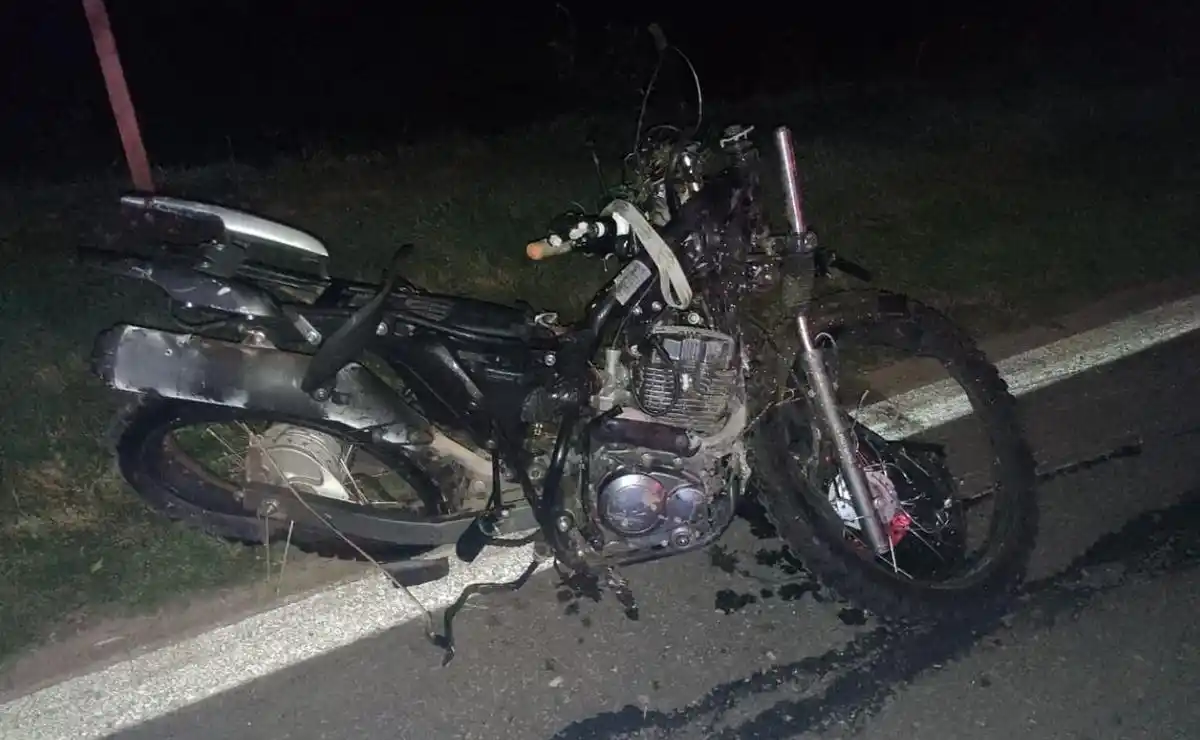La moto en la que iba el joven quedo destruida.