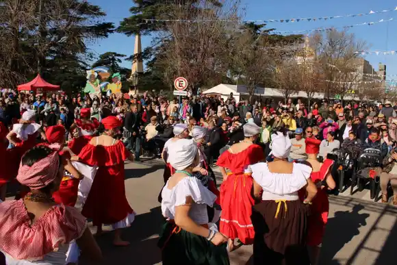 Celebraciones por el 25 de Mayo en la Provincia: Cuatro propuestas gratuitas con locro y festejos tradicionales
