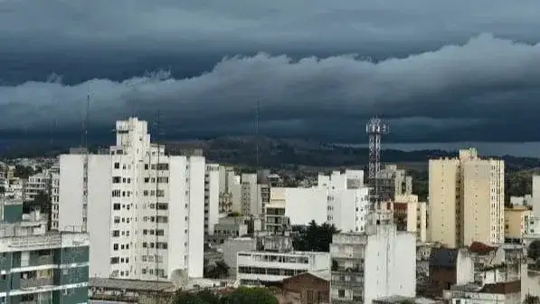 De acuerdo con el informe oficial, el área será afectada por tormentas localmente fuertes, acompañadas por abundante precipitación en cortos períodos.