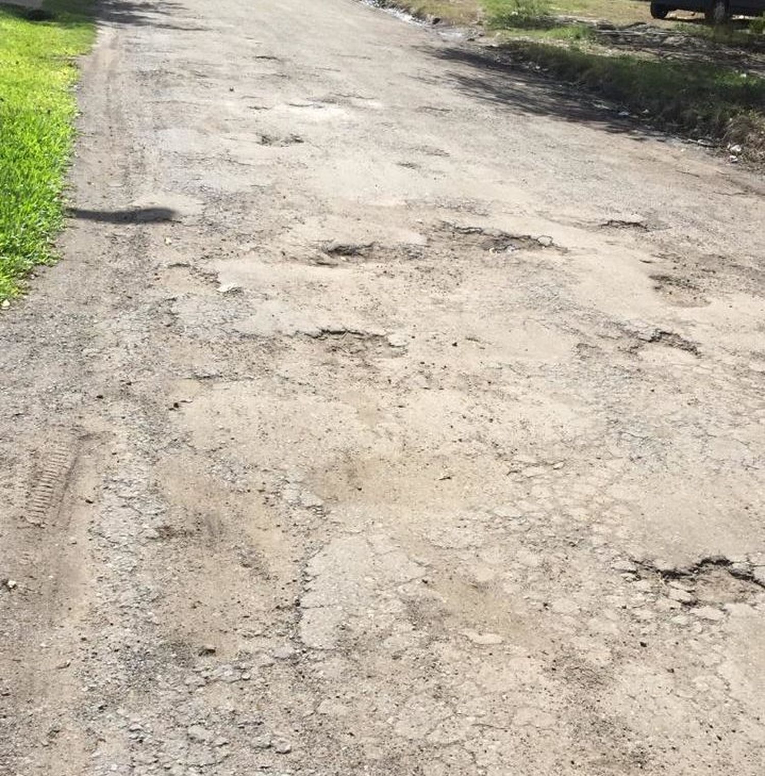 Reclamo por pozos en Ituzaingó al 2300