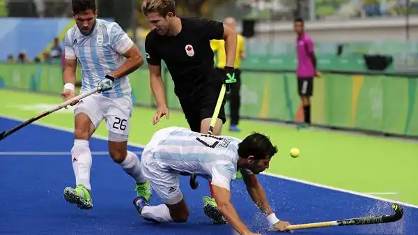 Los Leones vencieron a Canadá y se afianzan en su grupo
