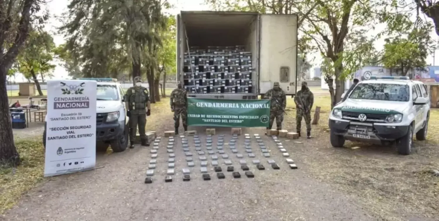 Secuestran 105 kilos de cocaína que estaban ocultos en un camión que transportaba bananas 