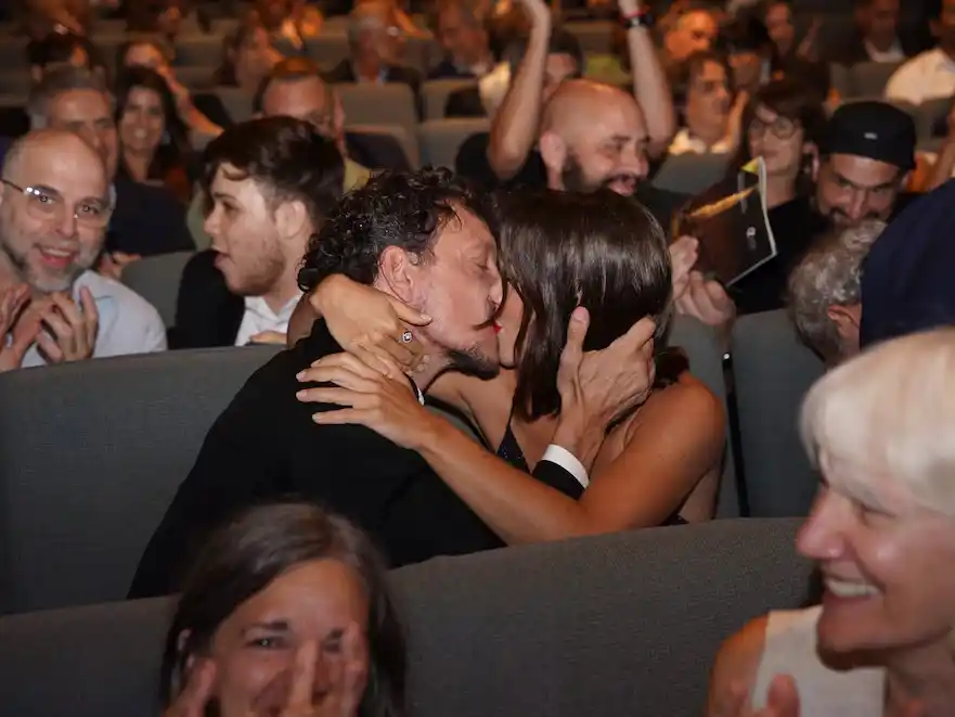 El actor besó apasionadamente a su novia y compañera de elenco, Dai Fernández