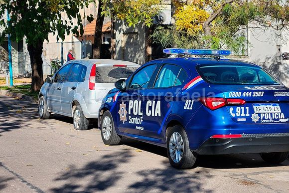 Incertidumbre en barrio 30 de Octubre: apareció una auto con una rueda pinchada y con la puerta y la guantera abierta