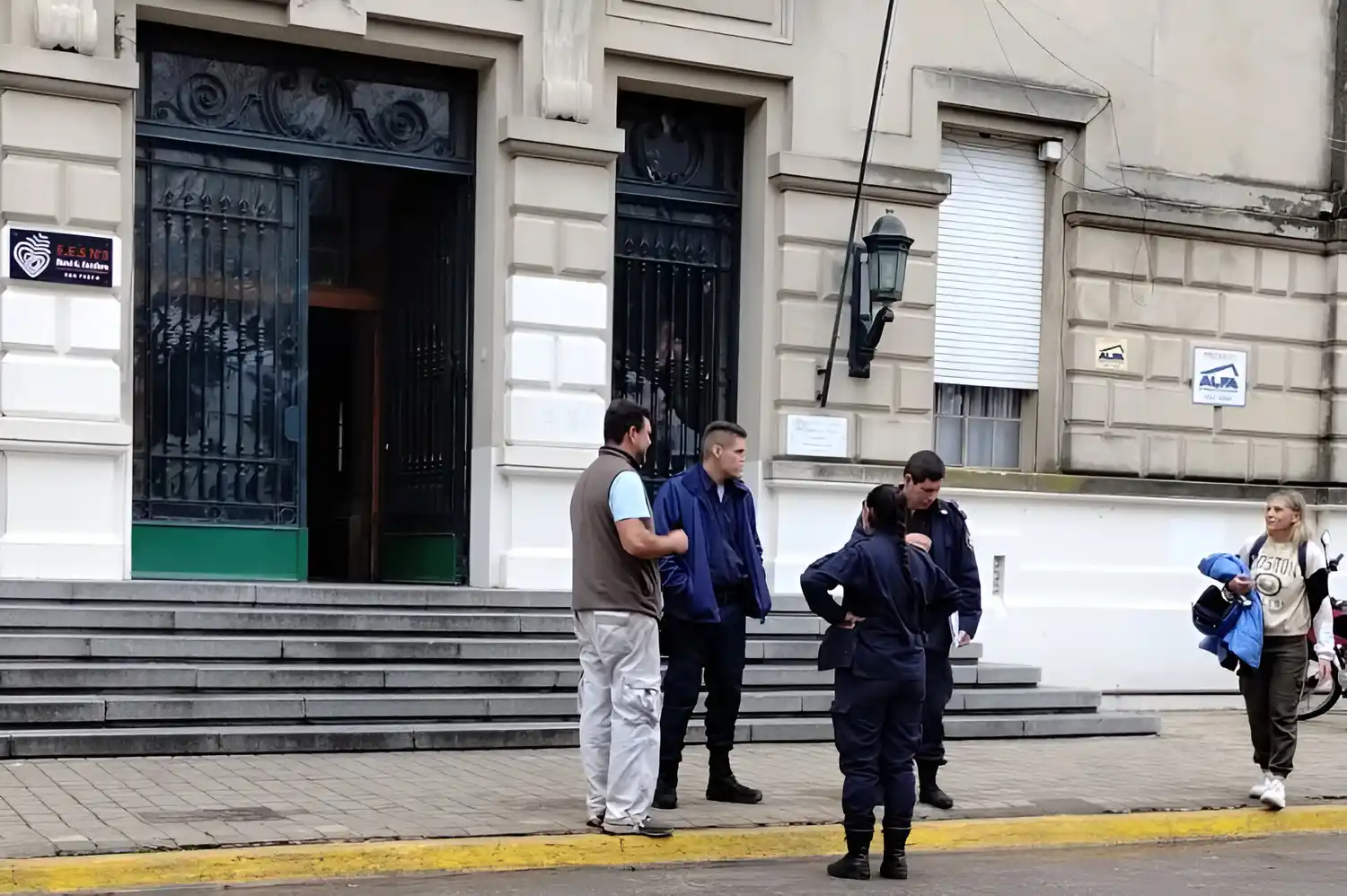 El personal policial en la escuela Normal, tras una evacuación.