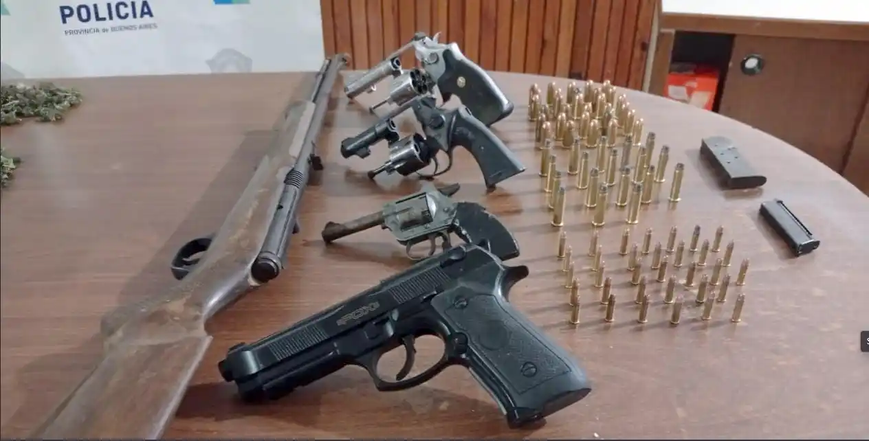 Hallazgo. De armas, municiones, patentes de vehículos, un handy con frecuencia policial y demás objetosla