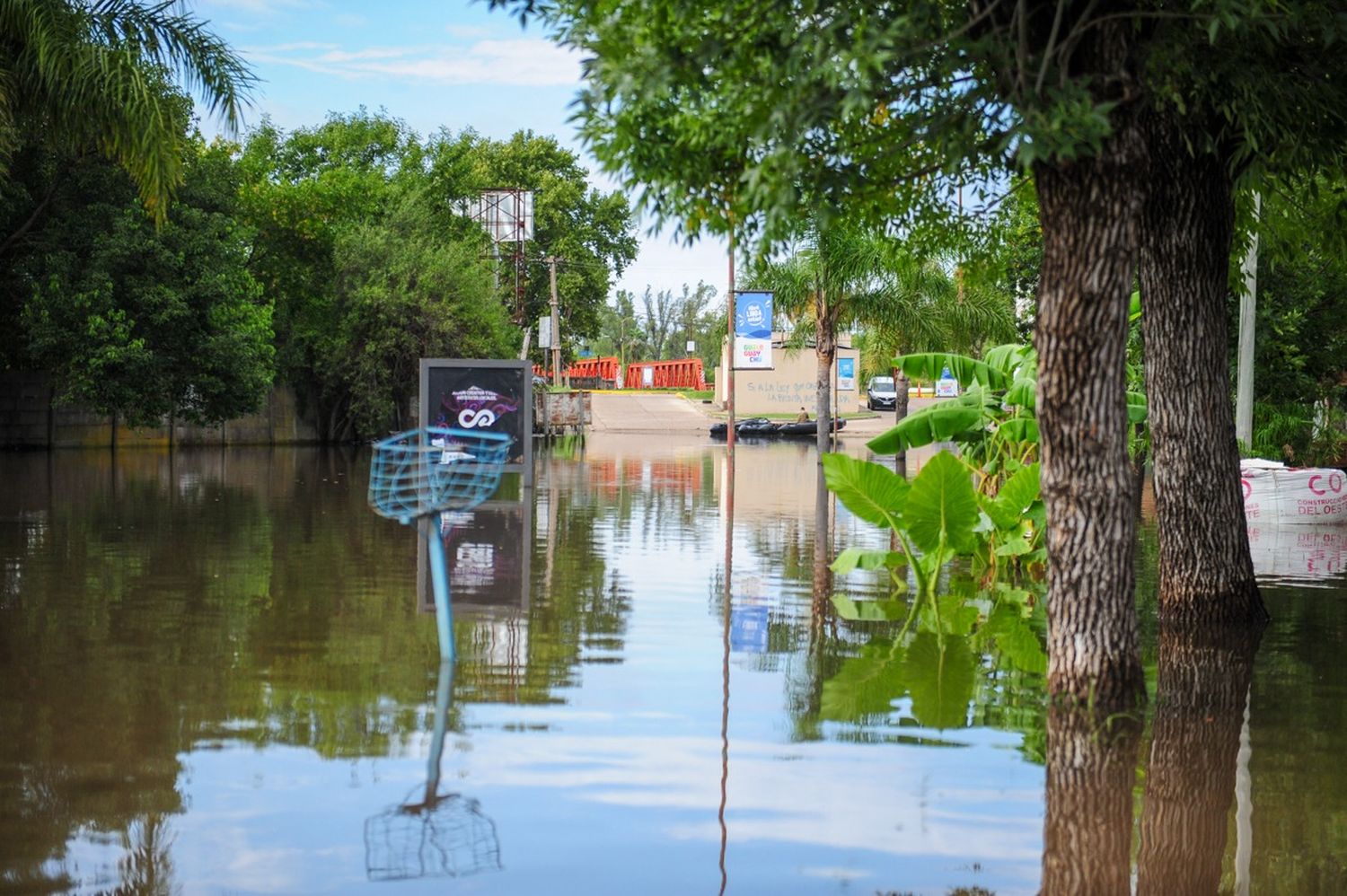 El agua empezó a ceder en algunas calles que estaban anegadas