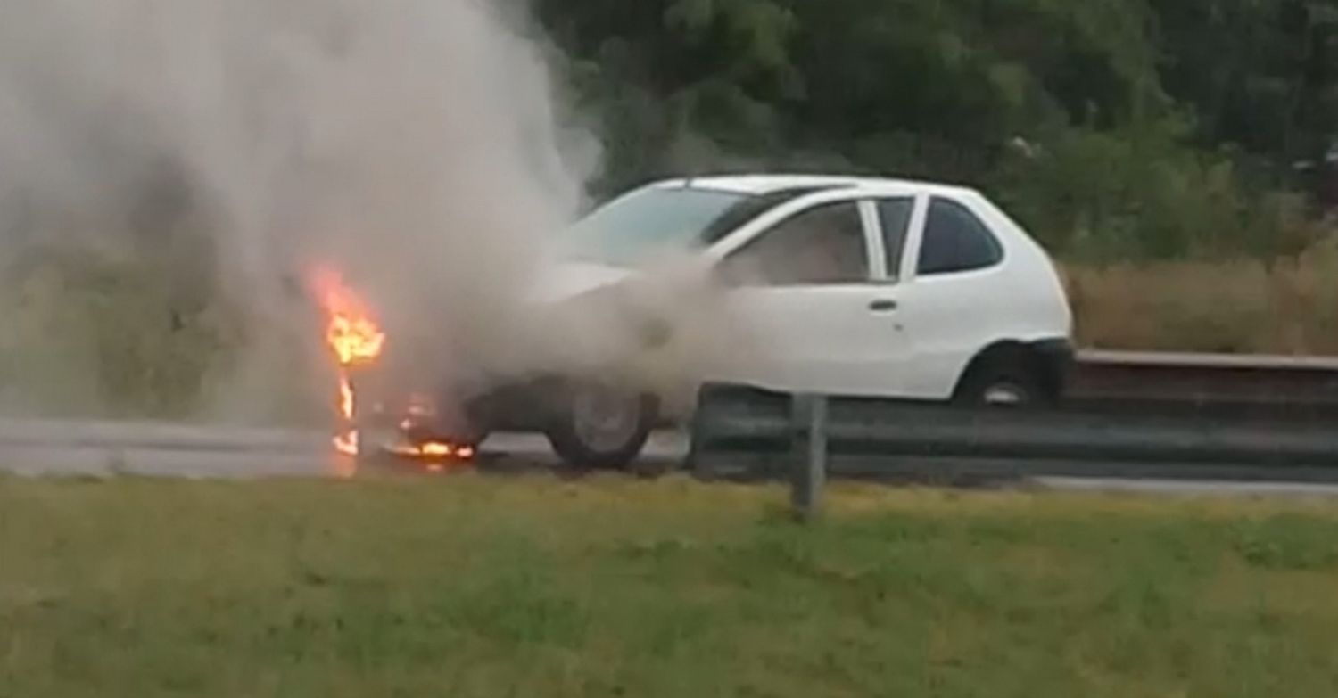 Tensión en el Acceso Sur: Un auto se incendió y debieron actuar los Bomberos
