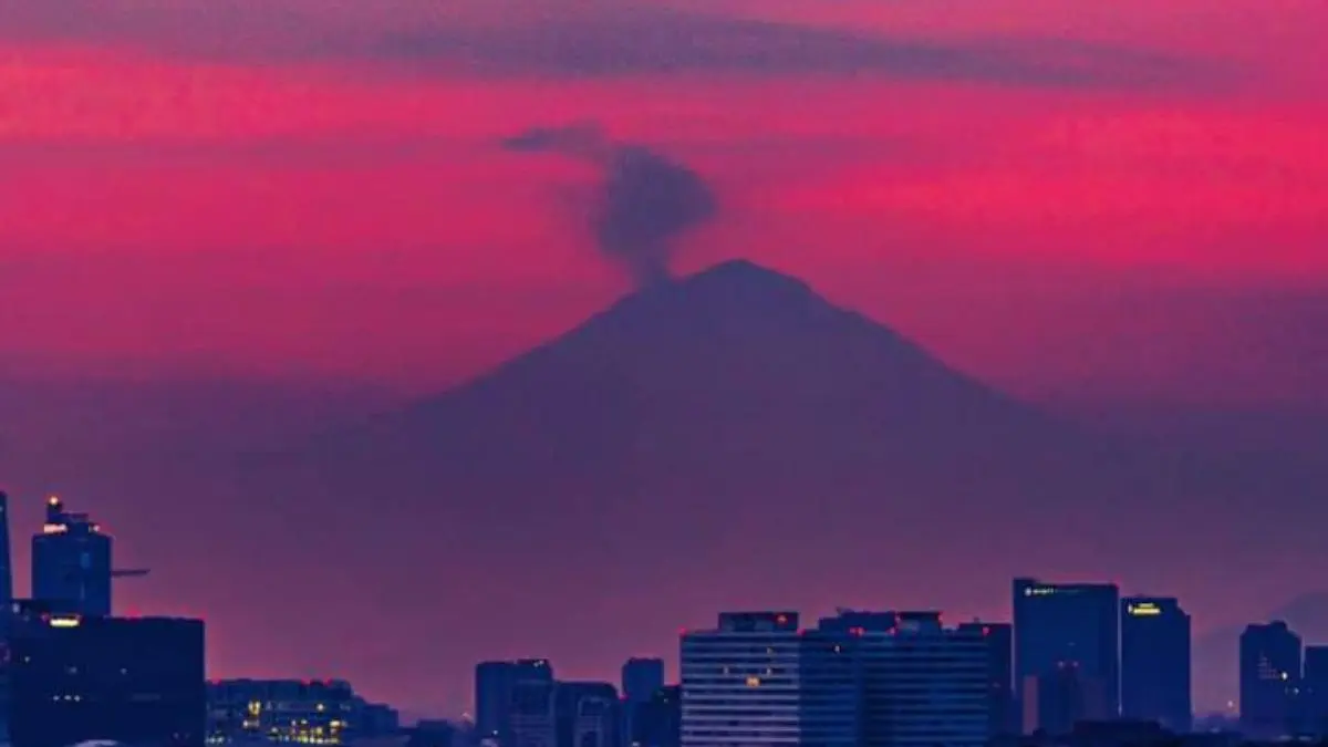 RUGE EL VOLCÁN POPOCATÉPETL: suspenden operaciones en el Aeropuerto de ciudad de México