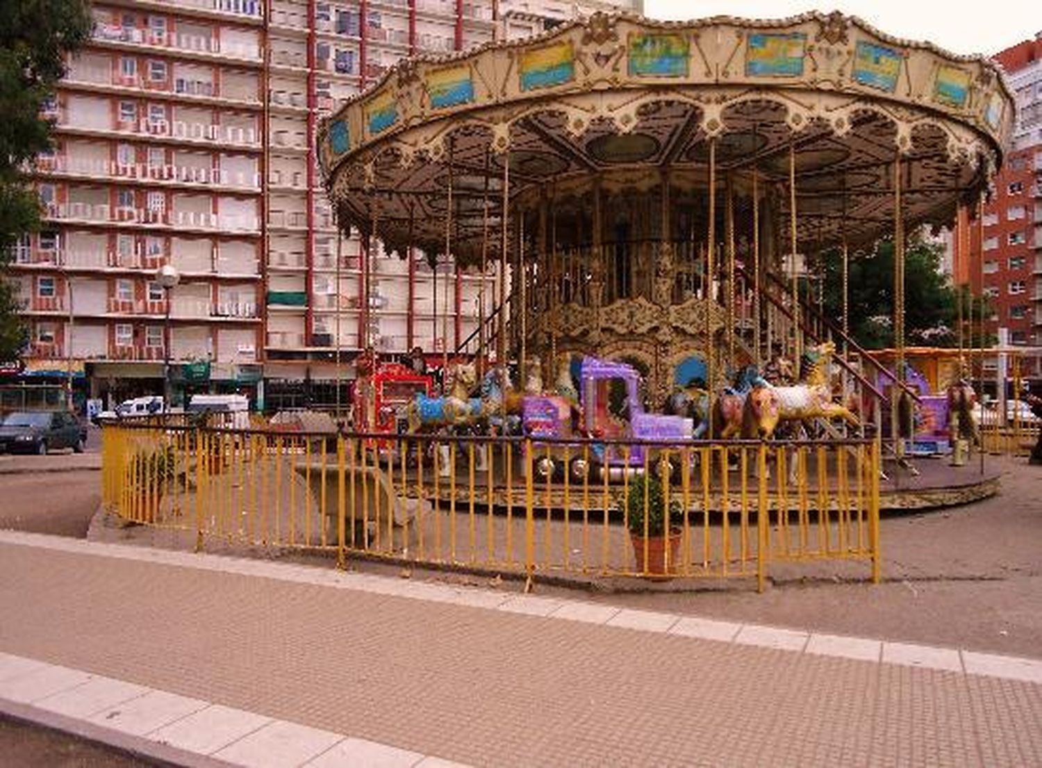 Una banda de menores provocó daños en la Plaza Colón