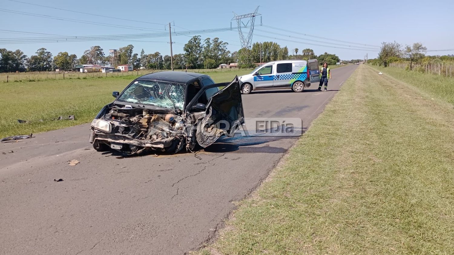 Impactante choque entre un auto y el acoplado de un camión en Pueblo Belgrano