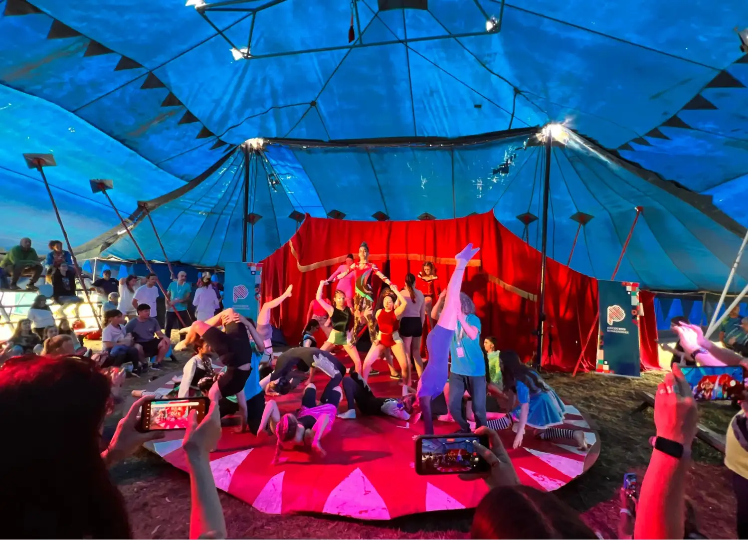 El espectáculo fusiona la estética del circo clásico con la destreza contemporánea.