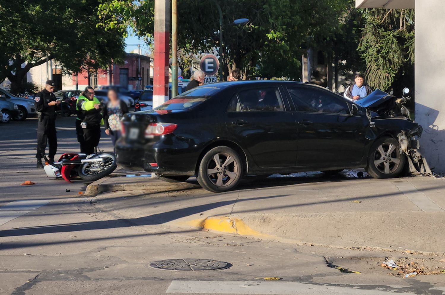 No fue grave de milagro: un auto terminó en la vereda y chocó contra la pared de la guardia del Hospital