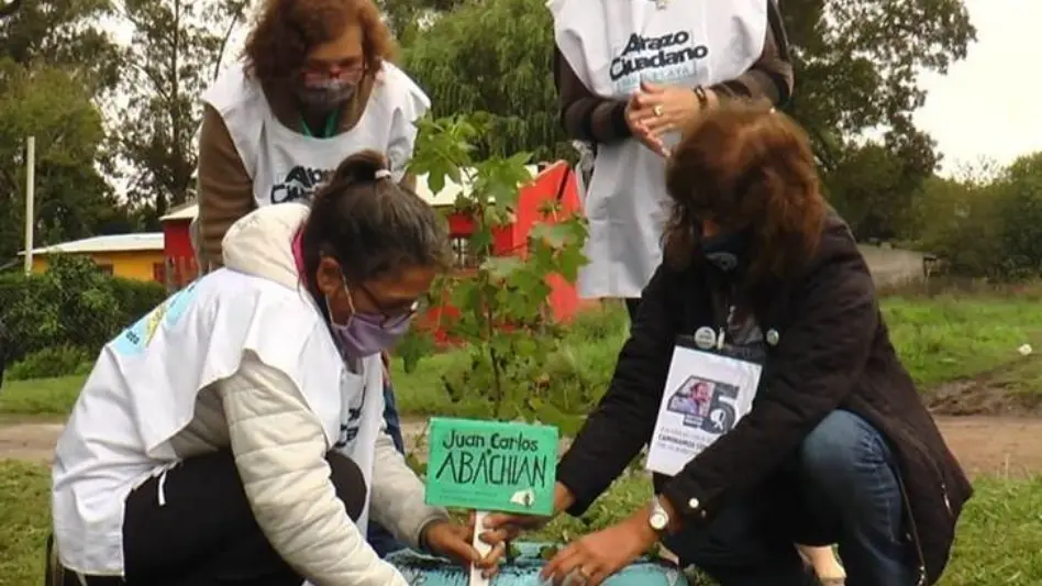 Plantan árboles en plazas de Mar del Plata por los 30 mil detenidos desaparecidos