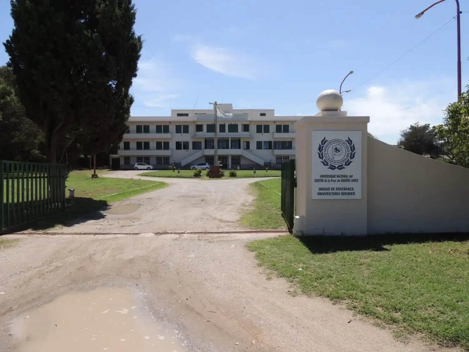 La apertura de la sede de Quequén fue el resultado de una construcción colectiva que reunió el impulso de la comunidad, las gestiones institucionales y la decisión de la casa de estudios de ampliar su presencia territorial.