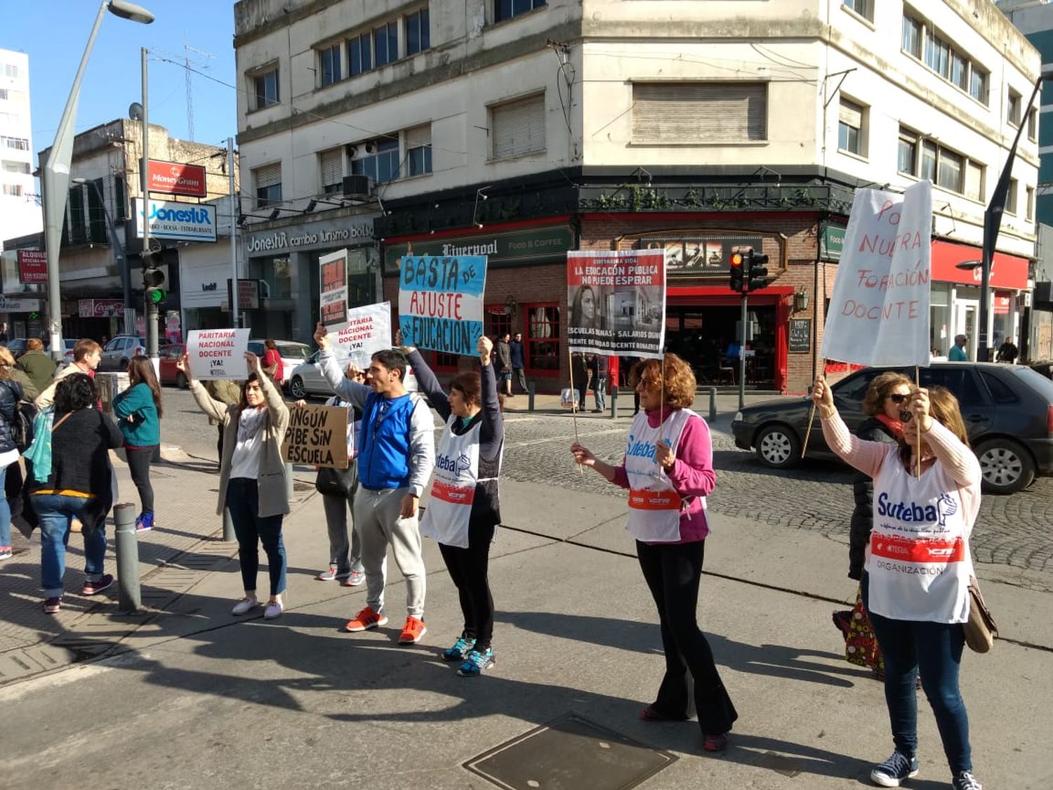 Docentes iniciaron medidas de fuerza con protesta en el centro de Tandil