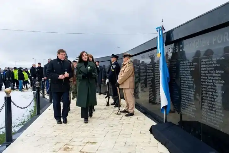 Gustavo Melella y Villarruel recorren el monumento a los caídos en el Conflicto del Atlántico Sur.