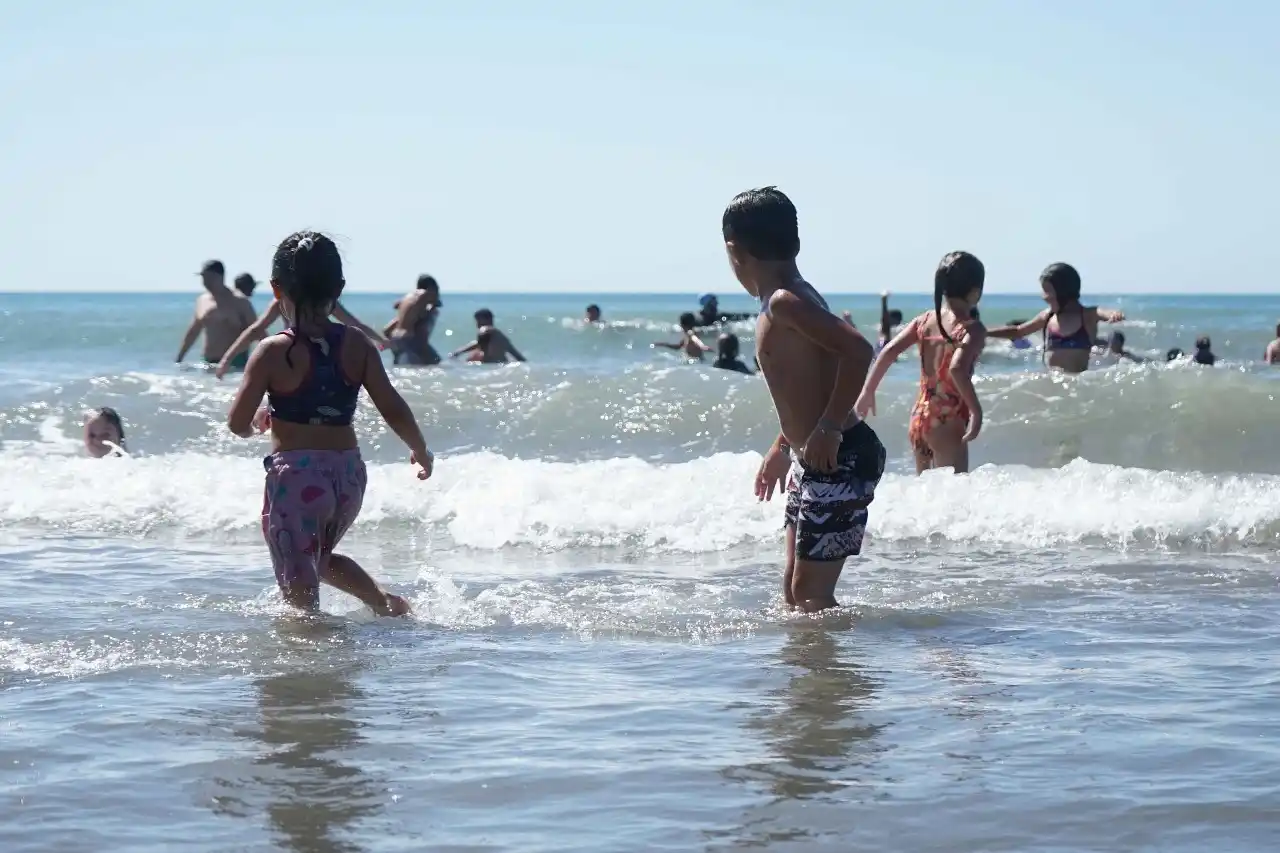 A la playa. Las escuelas de verano tendrán un espacio en la bajada del balneario Tarsis